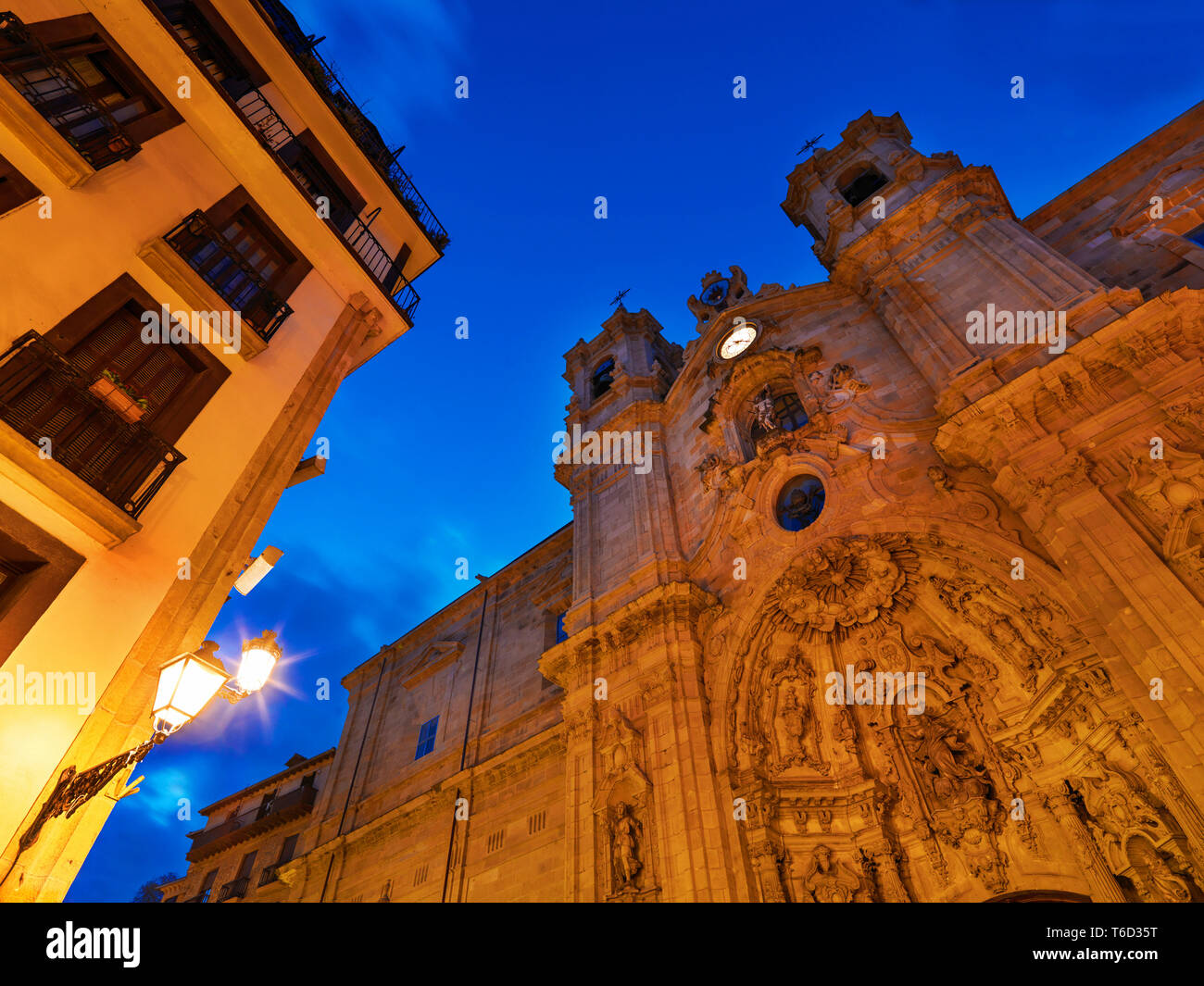 Spagna, Paesi Baschi, San Sebastian (Donostia). Chiesa di Santa Maria illuminata di notte Foto Stock