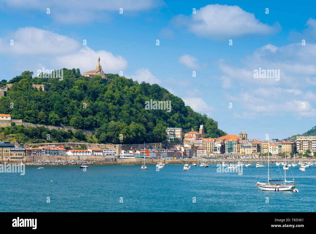 Spagna, Paesi Baschi, San Sebastian (Donostia). Santa Clara Island e la baia della Concha Foto Stock