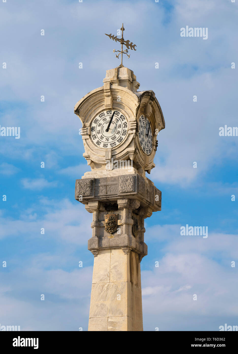 Spagna, Paesi Baschi, San Sebastian (Donostia), La Concha Bay, Città torre barometro Foto Stock