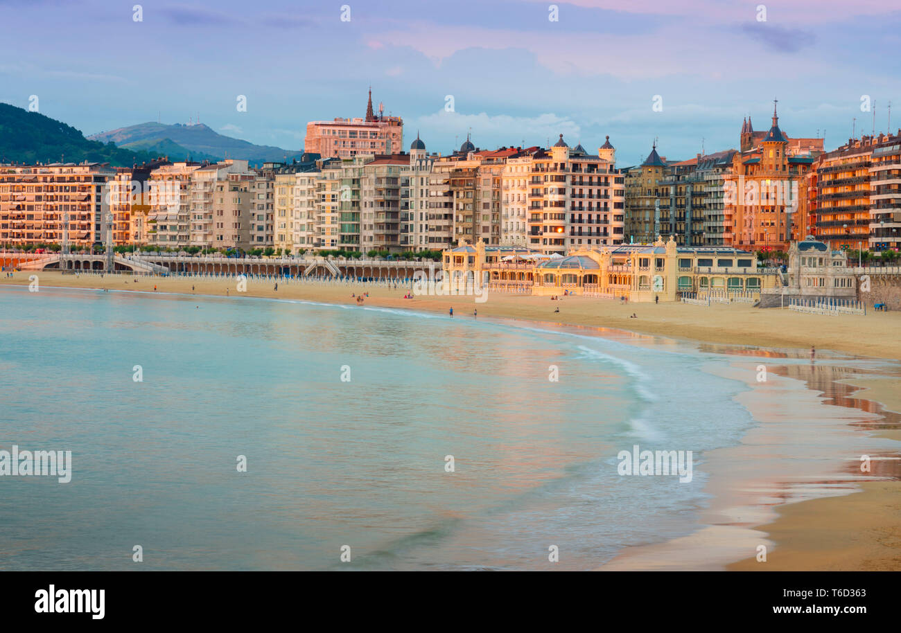 Spagna, Paesi Baschi, San Sebastian (Donostia), baia della Concha, vista verso la città Foto Stock