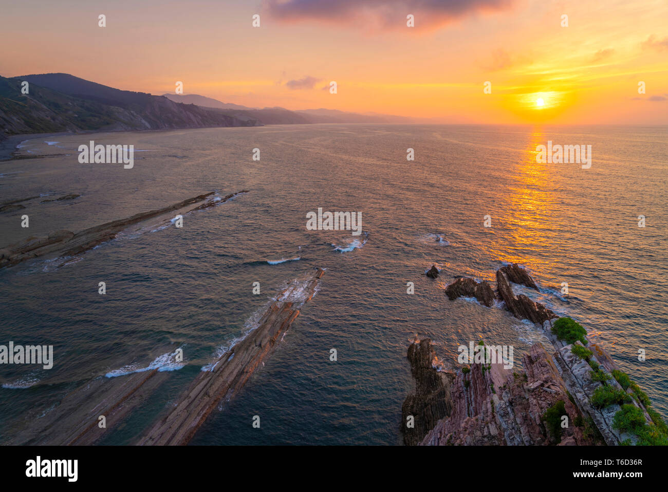 Spagna, Paesi Baschi, Zumaia. Falaises de Flysch al tramonto Foto Stock