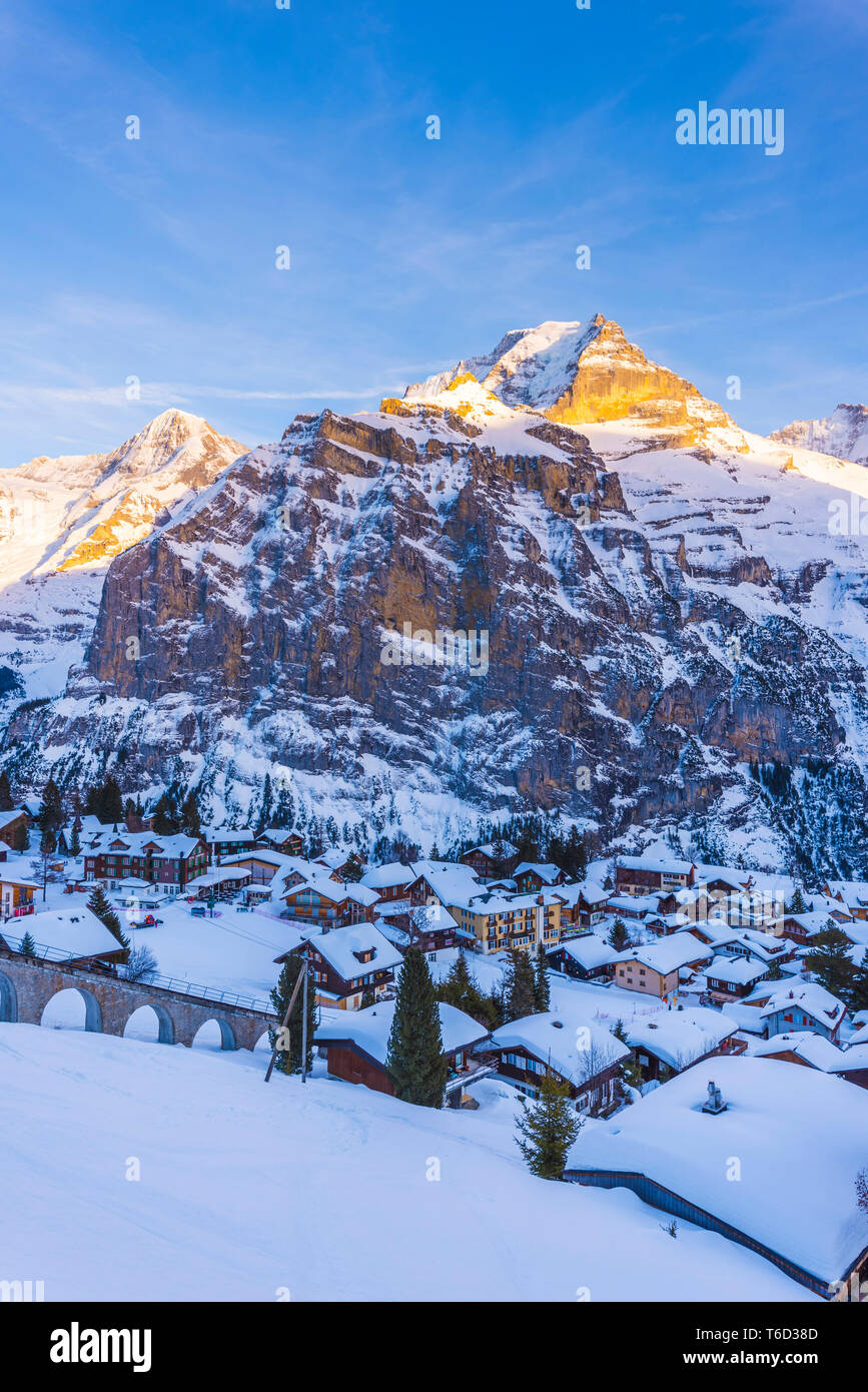 MÃ¼Rren, Berner Oberland, cantone di Berna, Svizzera. Il villaggio con MÃ¶nch e Jungfrau in lo sfondo Foto Stock