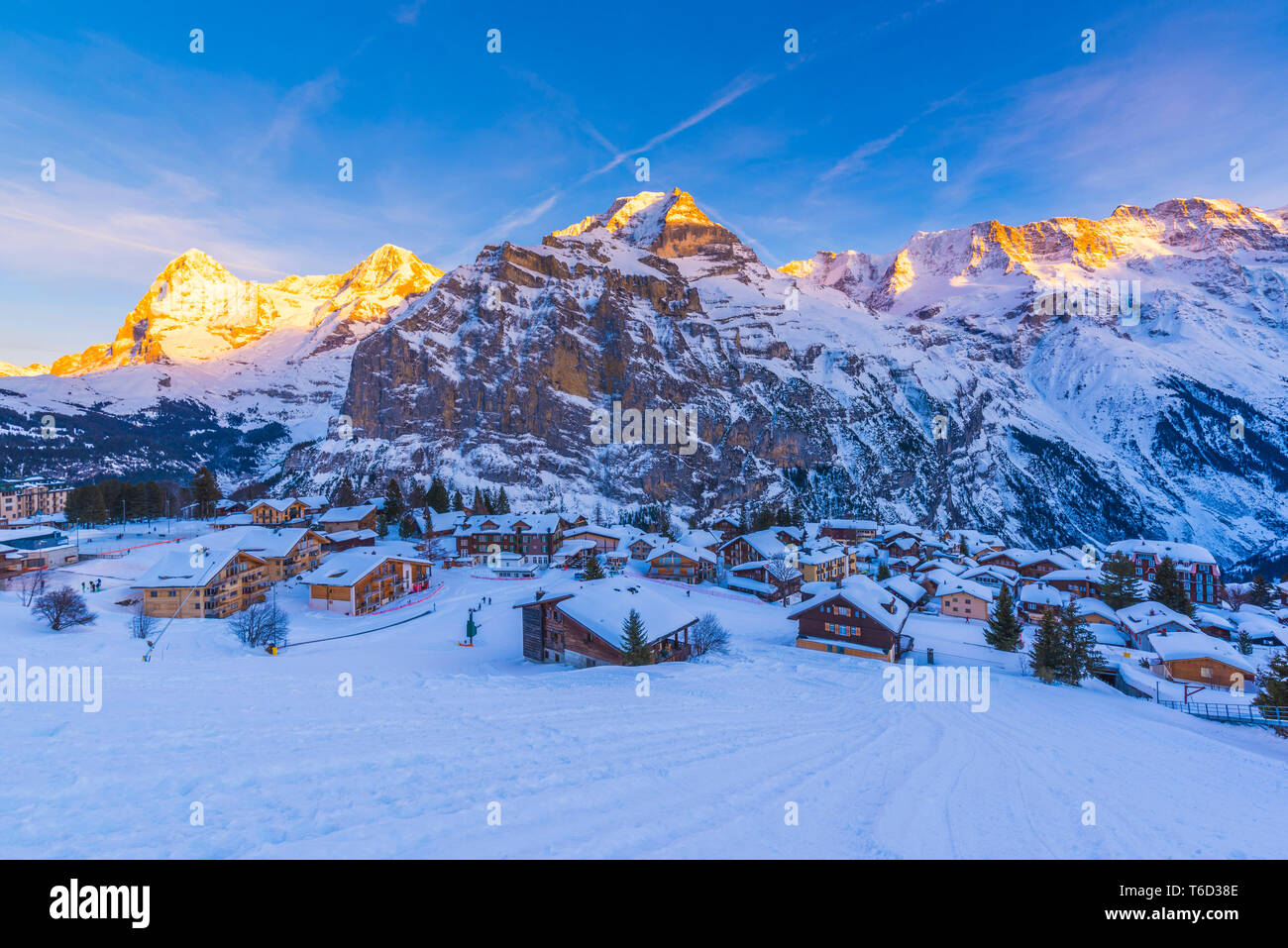 MÃ¼Rren, Berner Oberland, cantone di Berna, Svizzera. Il villaggio con Eiger, MÃ¶nch e Jungfrau in lo sfondo al tramonto Foto Stock