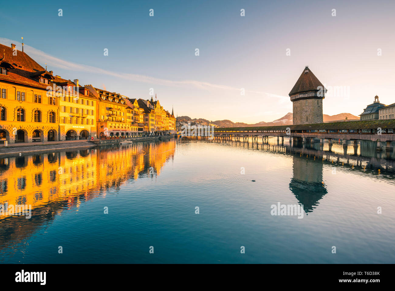 Lucerna, Svizzera. KapellbrÃ¼Cke (Ponte della Cappella) e acqua torre sul fiume Reuss all'alba Foto Stock