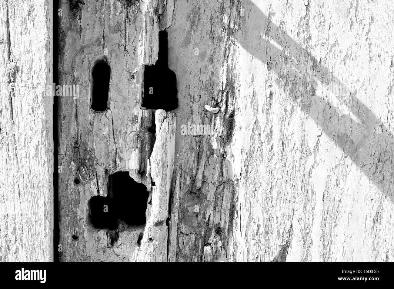 Nero - bianco, fotografia macro di vecchi, vintage, retrò, porta di legno con un arrugginito keyhole. Close-up. Garachico Tenerife, architettura. Foto Stock