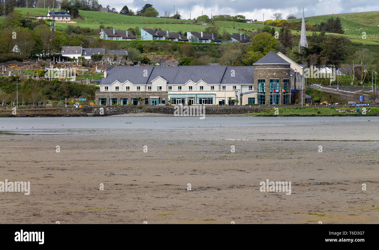 Celtic Ross hotel Rosscarbery West Cork Irlanda visto dalla spiaggia con la bassa marea. Foto Stock
