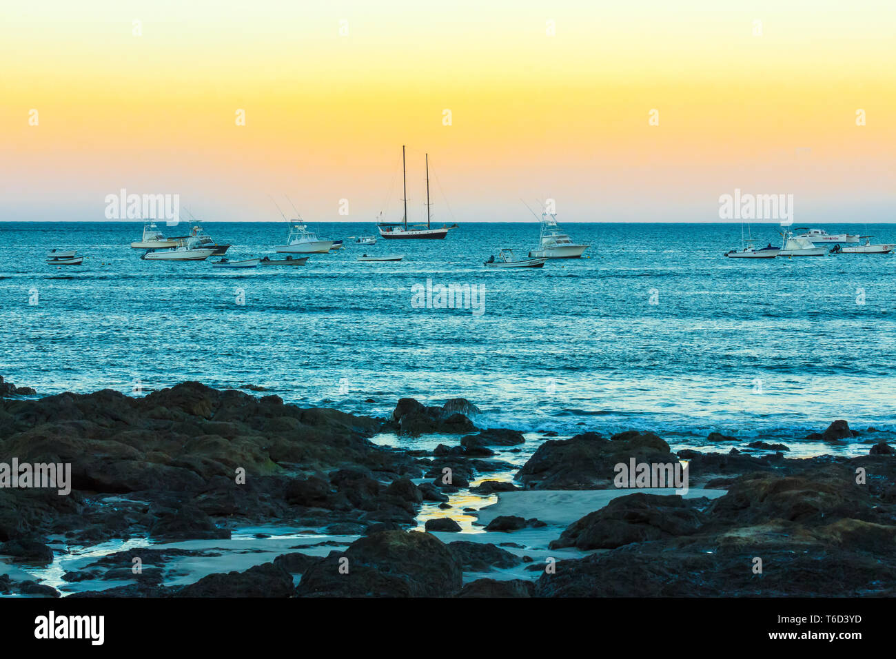 Imbarcazioni offshore al tramonto Foto Stock
