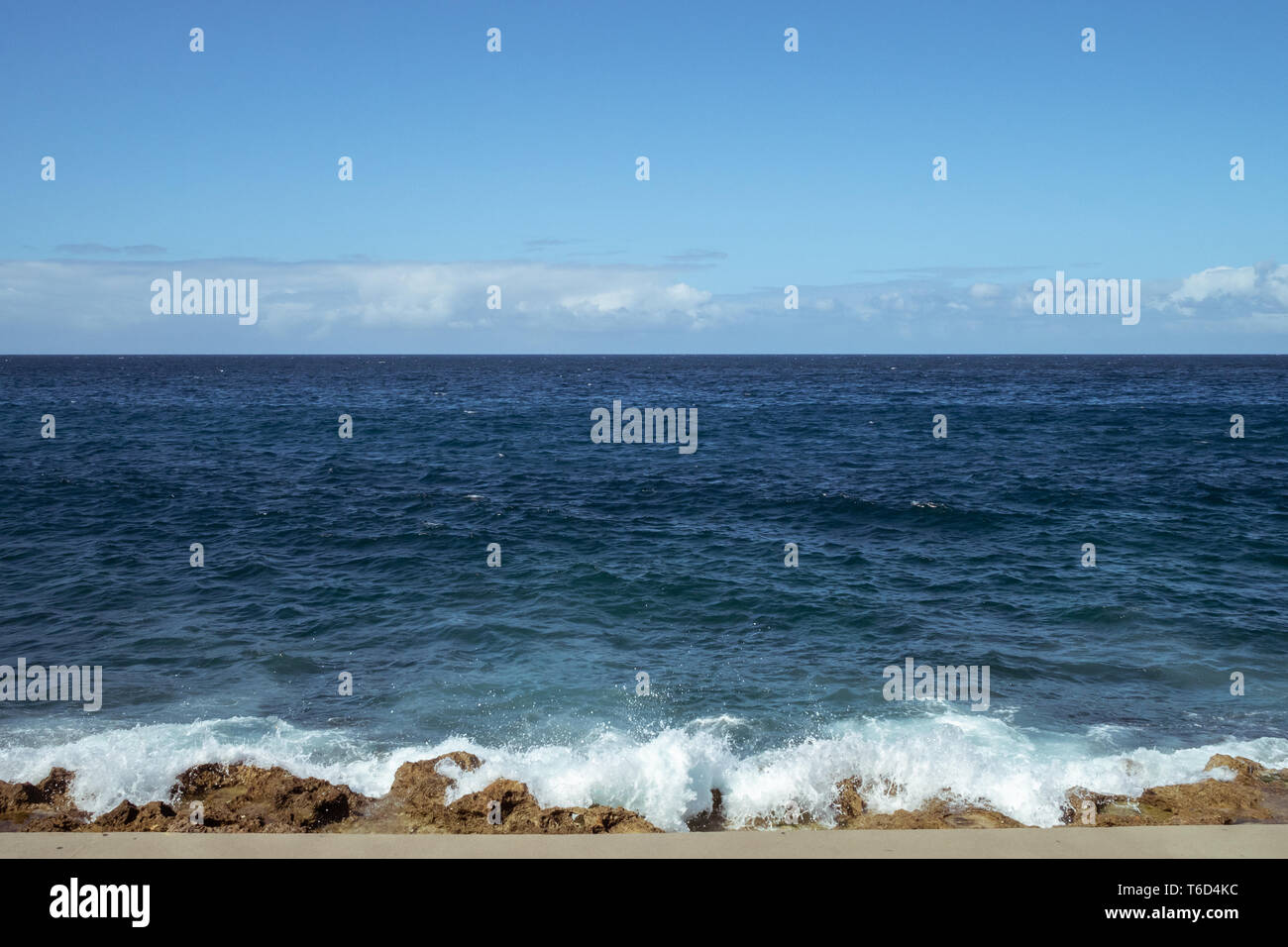 Onde e orizzonte sul Malecon, Havana, Cuba Foto Stock