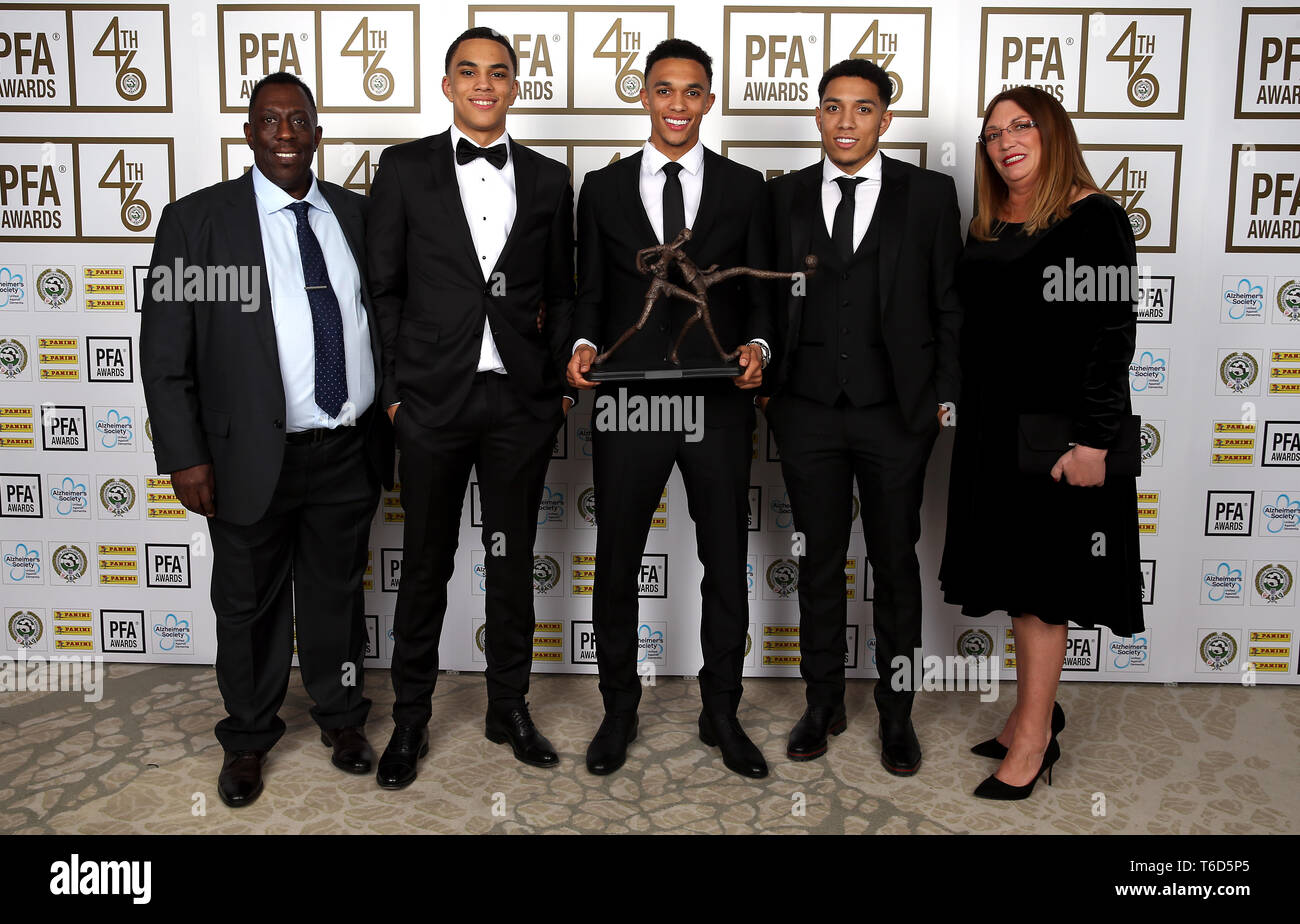 Liverpool Alexander-Arnold Trent (centro) pone con il suo team di PFA del premio di anno con la famiglia Michael Alexander-Arnold (sinistra), Tyler Alexander-Arnold, Marcel Alexander-Arnold e Diane Alexander-Arnold (a destra) durante il 2019 PFA premi al Grosvenor House Hotel di Londra. Foto Stock