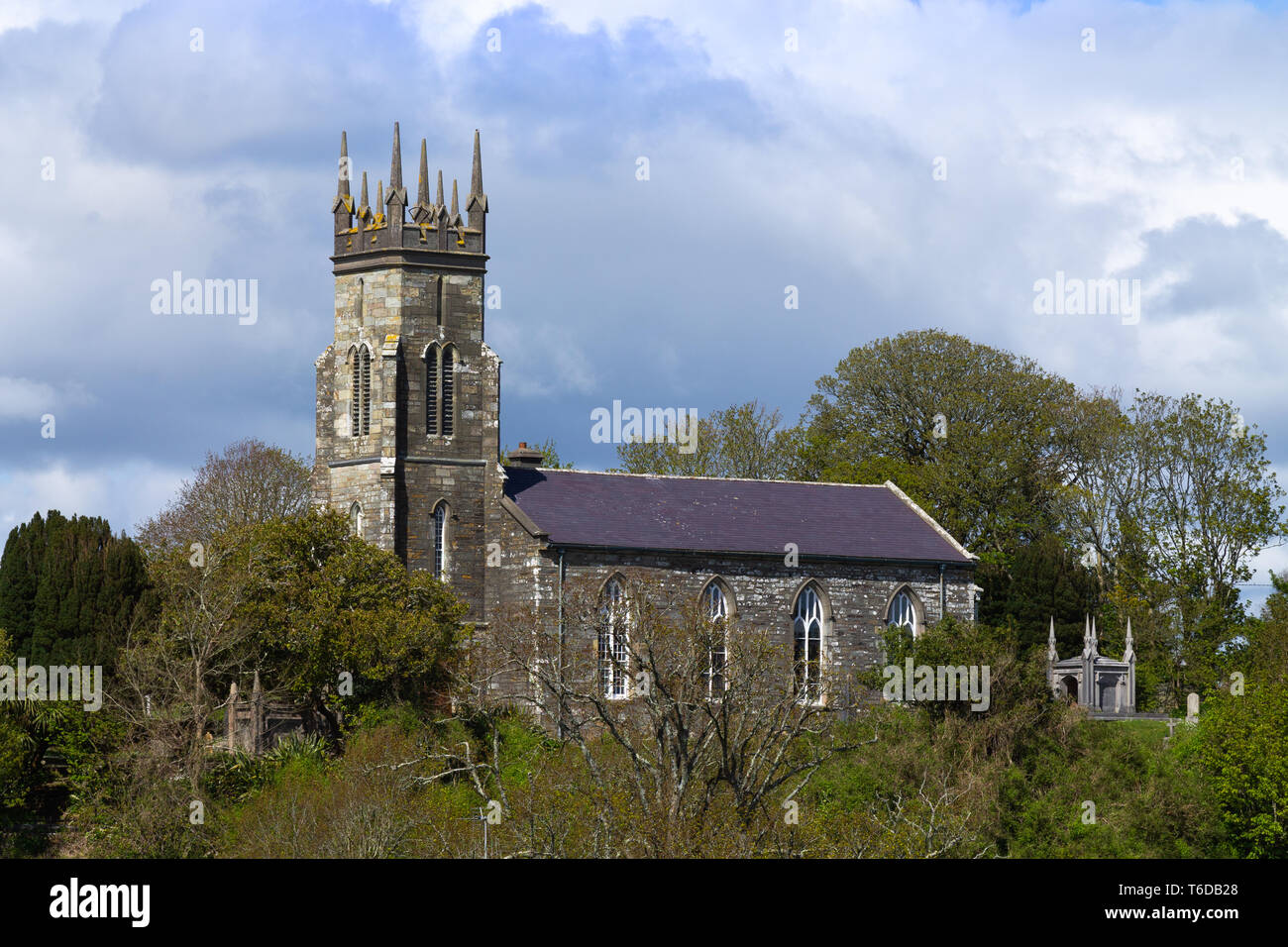 Chiesa di campagna su una collina con nuvole temporalesche la raccolta. Castlehaven Cork in Irlanda Foto Stock