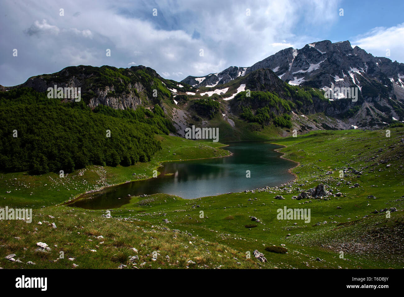 Modro jezero nel Durmitor regione di montagna, Montenegro Foto Stock