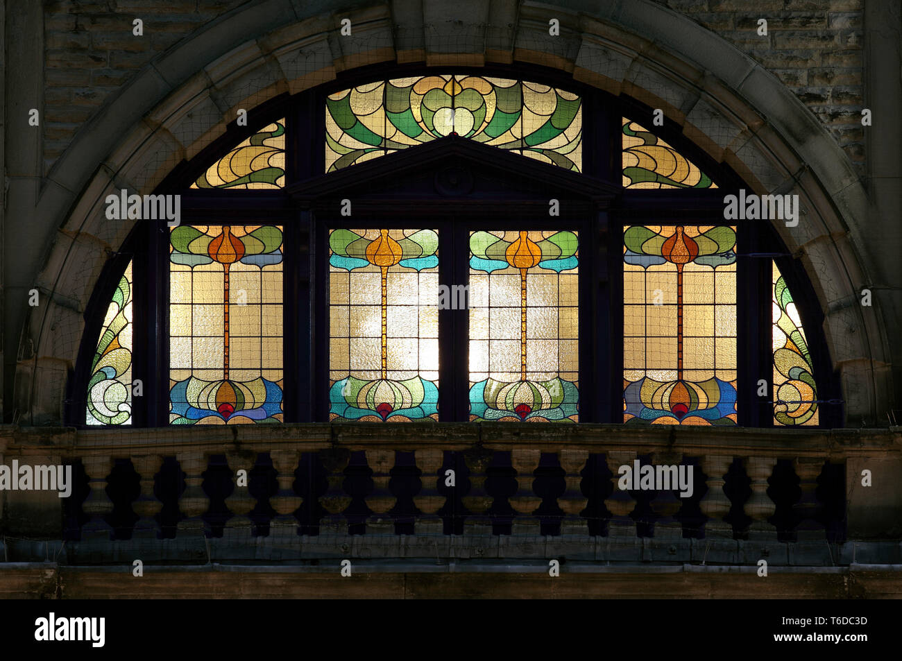 Art Nouveau in vetro colorato in una finestra sopra l'ingresso principale di Buxton Opera House, Buxton, Derbyshire. Foto Stock