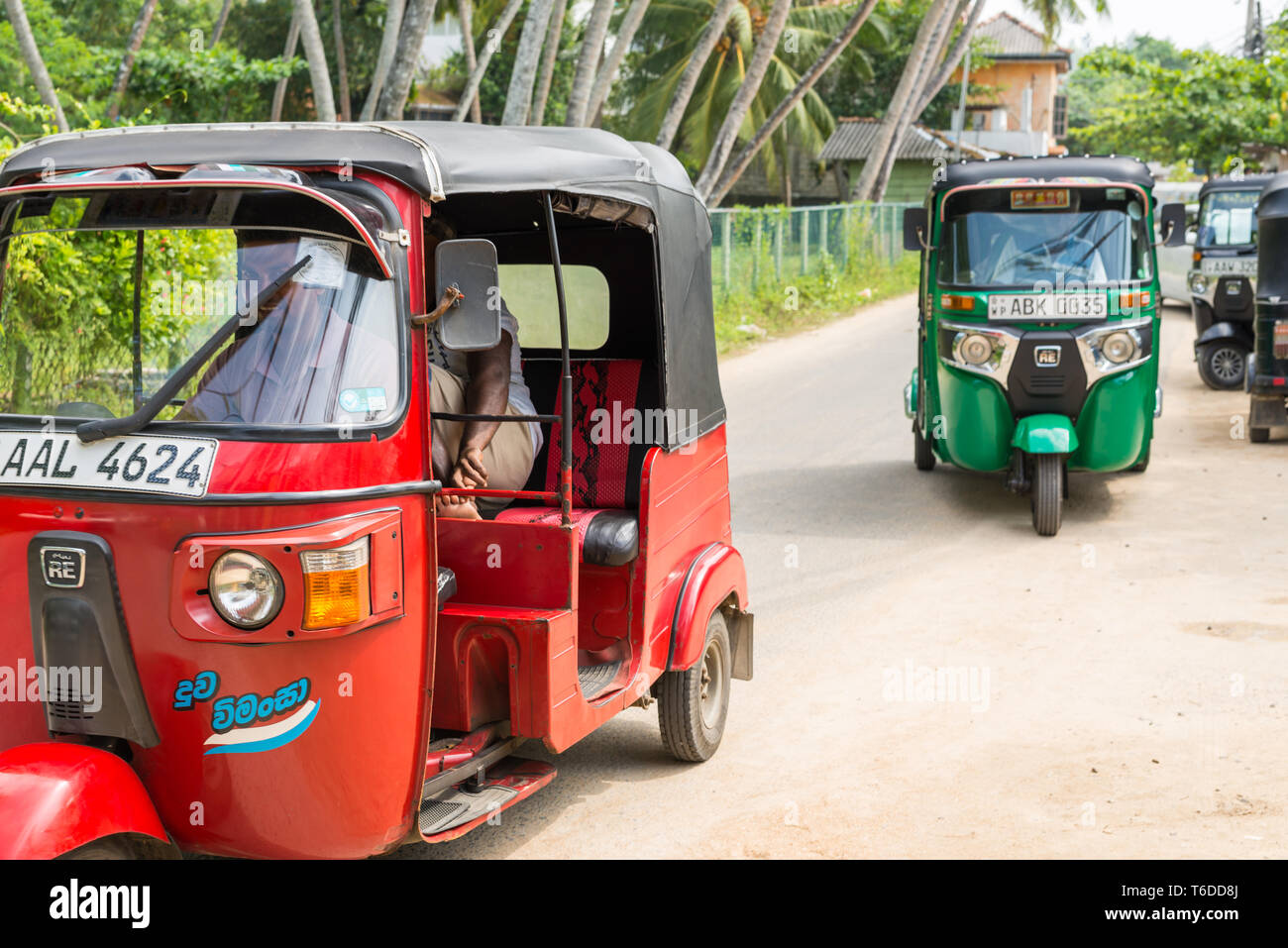 -Tuk Tuk il traffico nella città costiera di Unawatuna Foto Stock