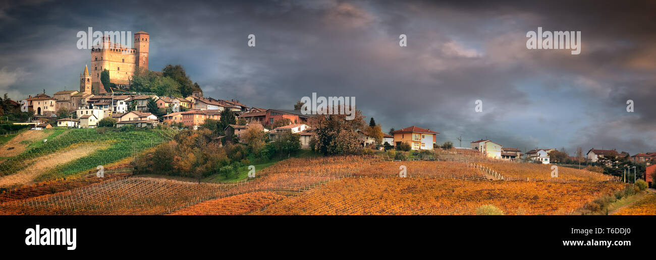 Serralunga d'Alba, villaggio in Barolo, Langhe, Piemonte, Italia Foto Stock