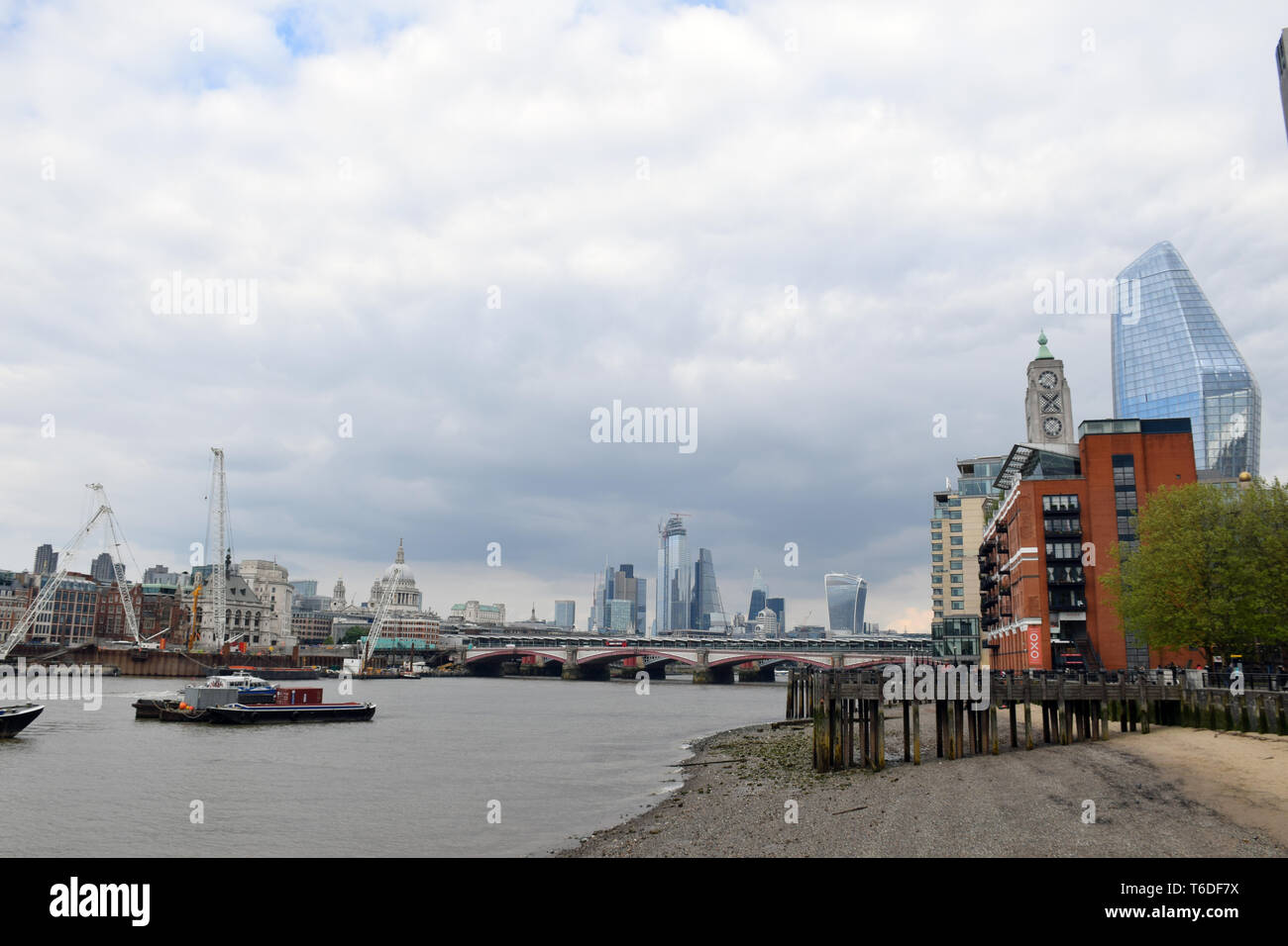 Lo skyline di Londra, Aprile 2019 UK. Uno Blackfriars & Oxo torre destra Foto Stock