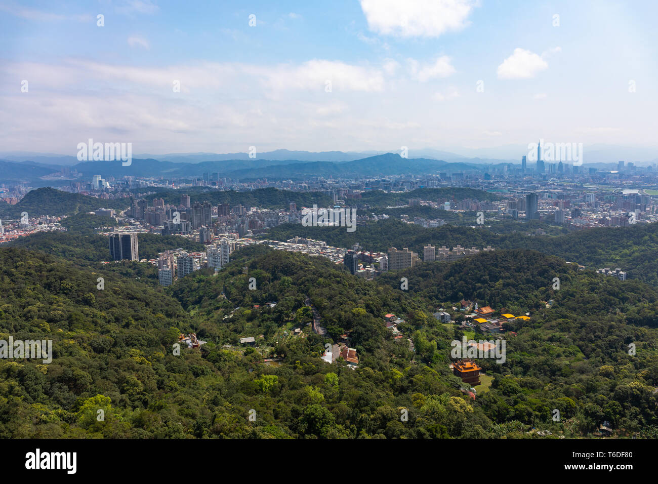 Taipei, Taiwan con pascoli e verdi colline con Xinyi quartiere degli affari in lontananza come l'area urbana invade l'ambiente. Foto Stock