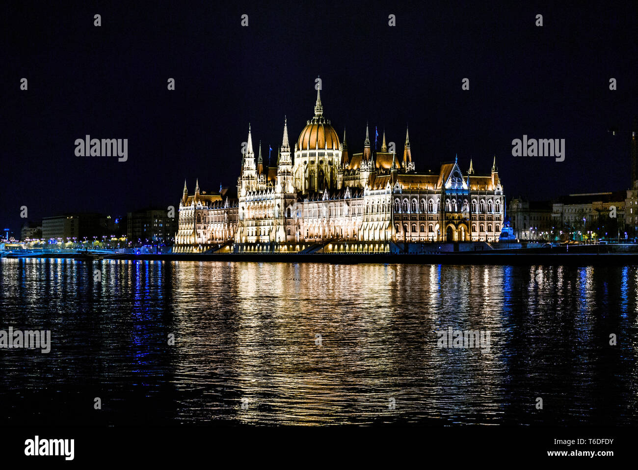 Night Shot del parlamento ungherese edificio sulla riva del Danubio a Budapest Foto Stock