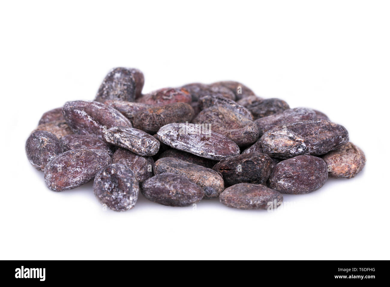 Un mucchio di marcio, ammuffito cacao in grani isolati su bianco. Profondità di campo. Macro shot. Foto Stock