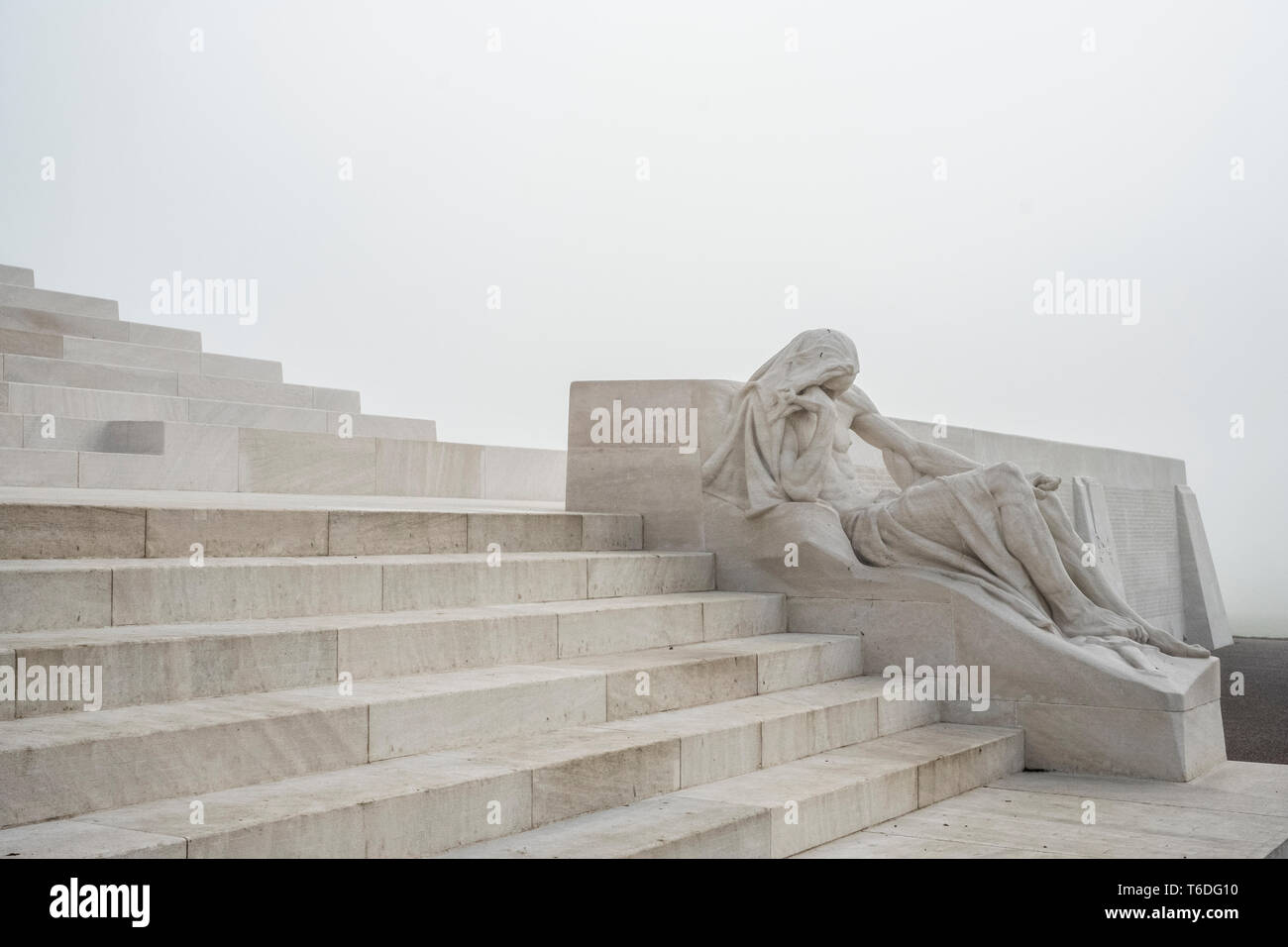 La statua e la scala che porta al Canadian Guerra Mondiale una Memorial, Vimy Ridge Sito Storico Nazionale del Canada,Pas-de-Calais, Francia. Foto Stock