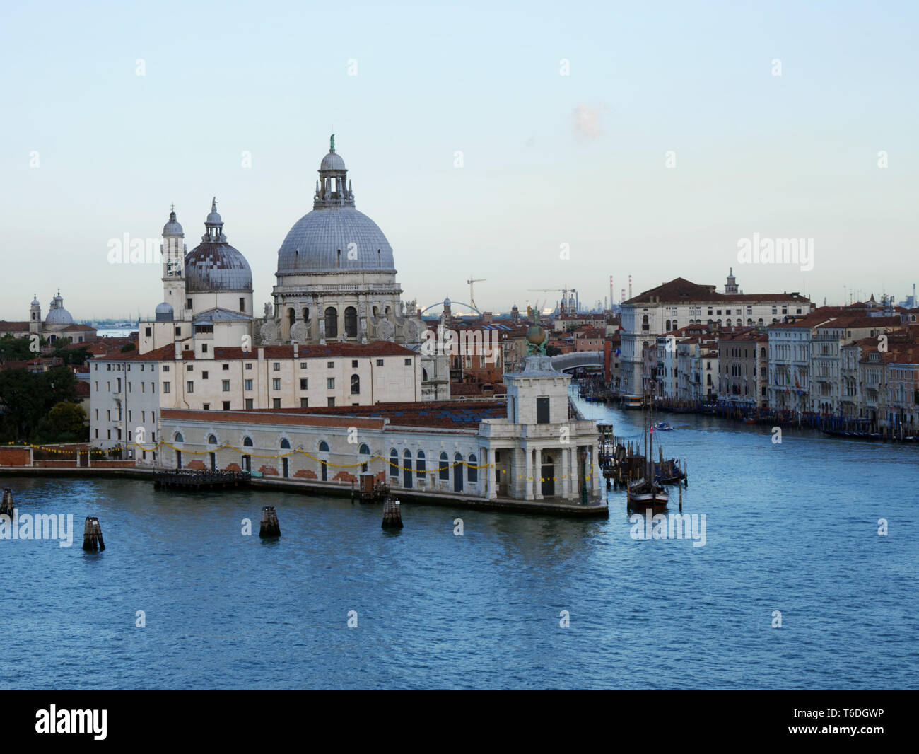 Grand Canal, Venezia. Basilica di Santa Maria della Salute. Visto da una nave da crociera. Foto Stock