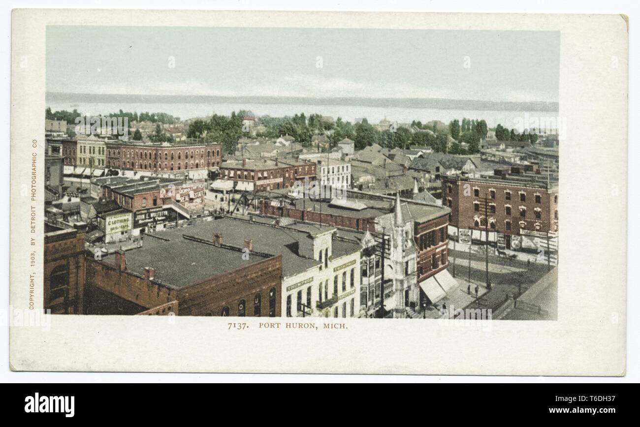 Cartolina a colori raffigurante un paesaggio urbano, da un angolo alto, della città di Port Huron, con le cime di mattone di edifici commerciali, case, alberi e una vista sia della St Clair di fiume o di Lago Huron visibile in distanza; situato a Port Huron, Michigan; con un copyright da Detroit Photographic Company, 1914. Dalla Biblioteca Pubblica di New York. () Foto Stock