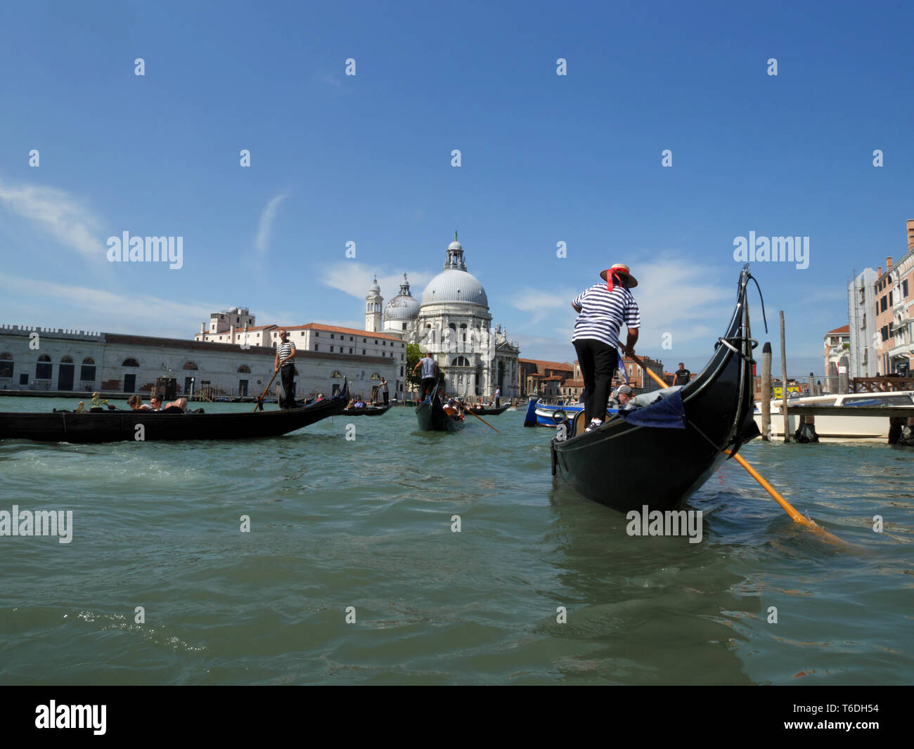 Gondoliere, Grand Canal, Venezia. Basilica di Santa Maria della Salute in background. Foto Stock