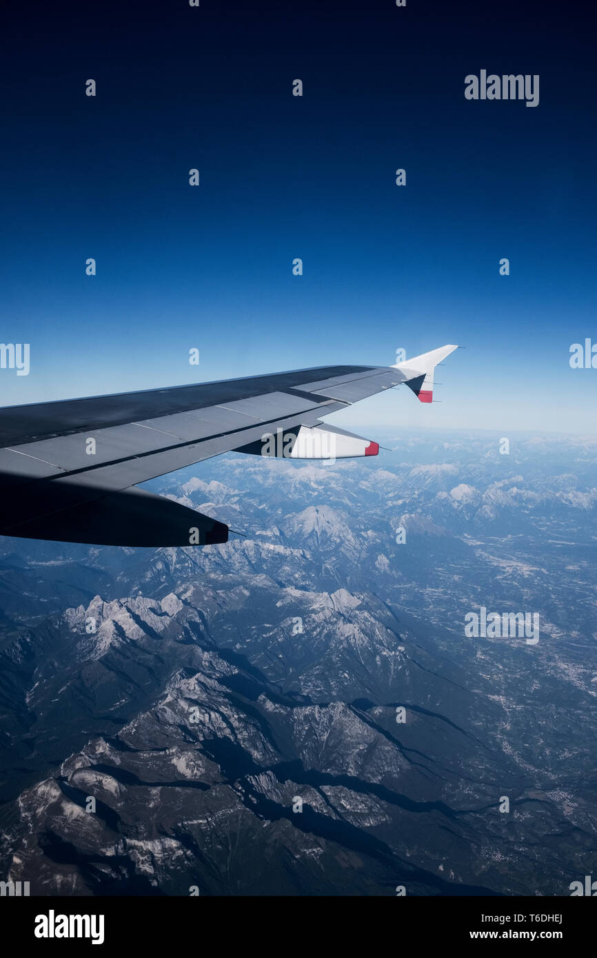 Vista attraverso le Alpi visto da un aereo di passeggero finestra. Foto Stock