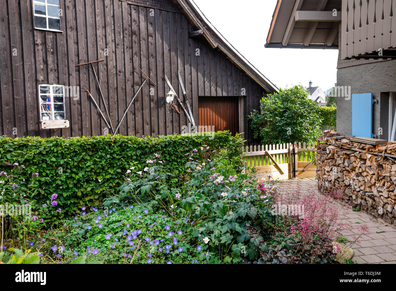 Garden cottage in legno palo in Alta Foresta Nera, Menzenschwand, Germania, giardino rurale tipico della Foresta Nera ville Foto Stock