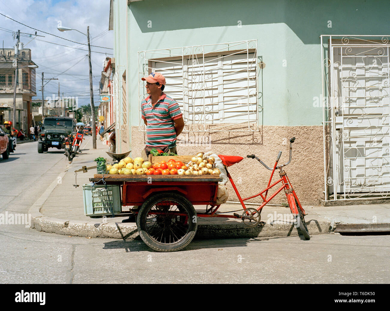 La frutta e la verdura venditore, Holguin, provincia di Holguin, Cuba Foto Stock