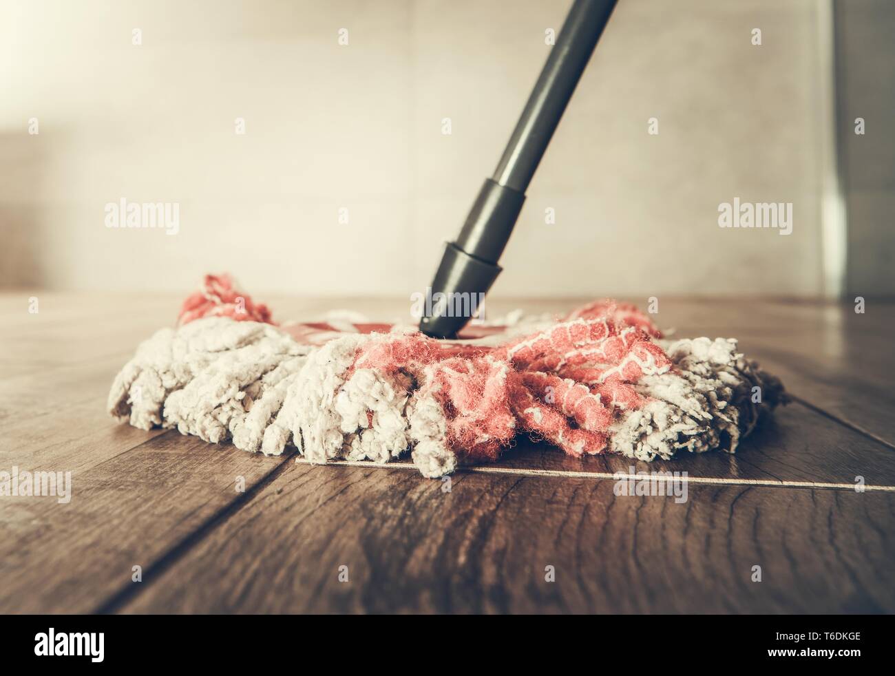 Moderno Closeup mop. Il pavimento del bagno del tempo di pulizia. Foto Stock