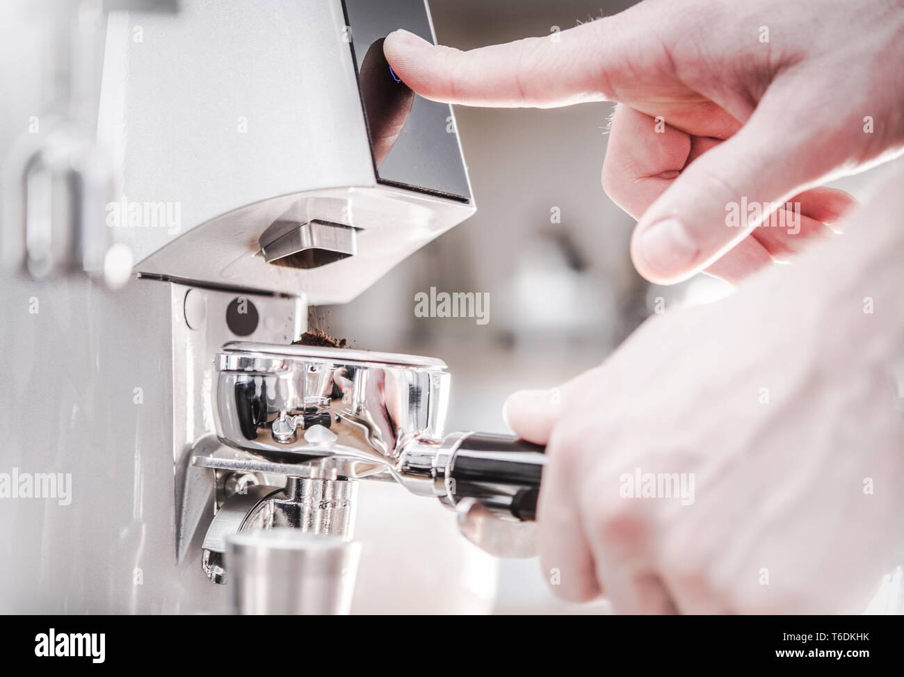 Arabica fresca la macinazione del caffè Closeup. Barista rendendo il cappuccino. Industria alimentare. Foto Stock