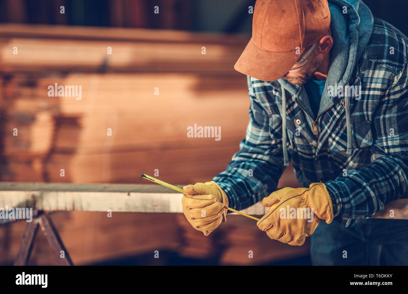 Telaio in legno costruzione con tema il contraente caucasica lavoratore nel suo 30s. Foto Stock