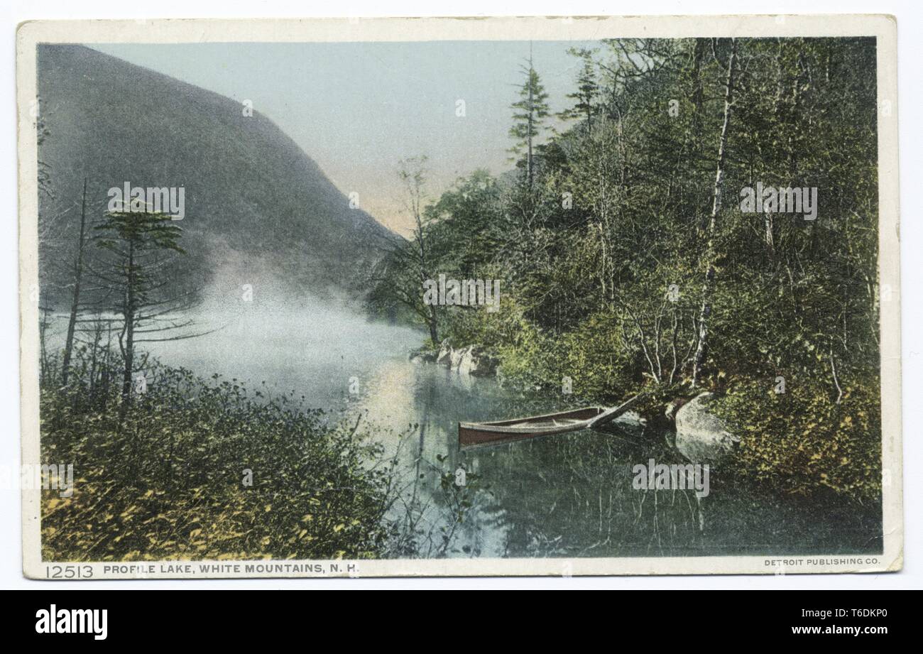 Detroit Publishing Company cartolina vintage riproduzione della canoa ormeggiata presso il lago di profilo, Franconia Notch, White Mountains, New Hampshire, 1914. Dalla Biblioteca Pubblica di New York. () Foto Stock