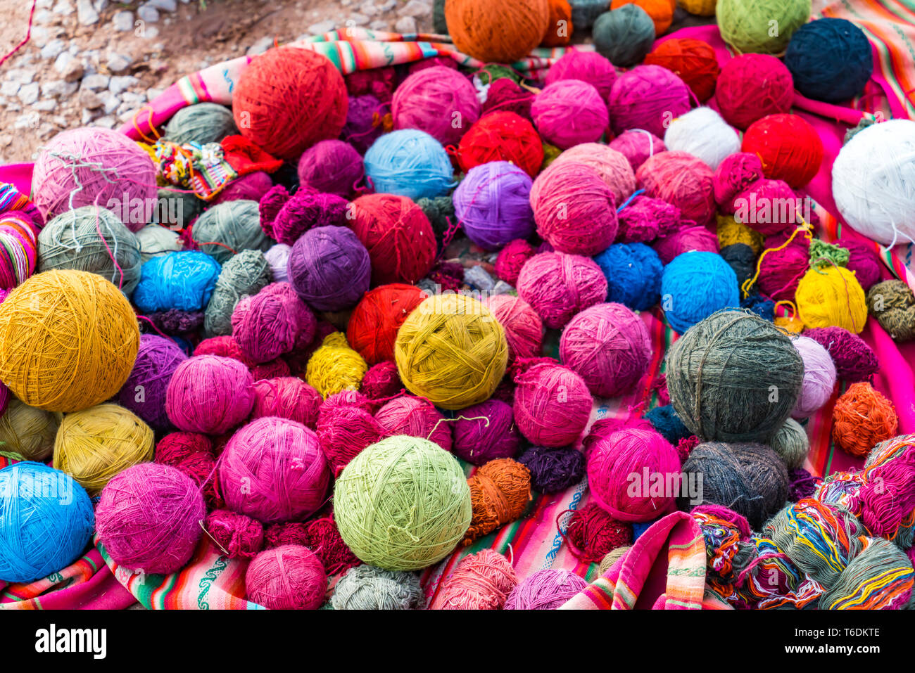 Pallini di lana la tintura naturale in una fabbrica di tessuti a Cusco, Perù Foto Stock