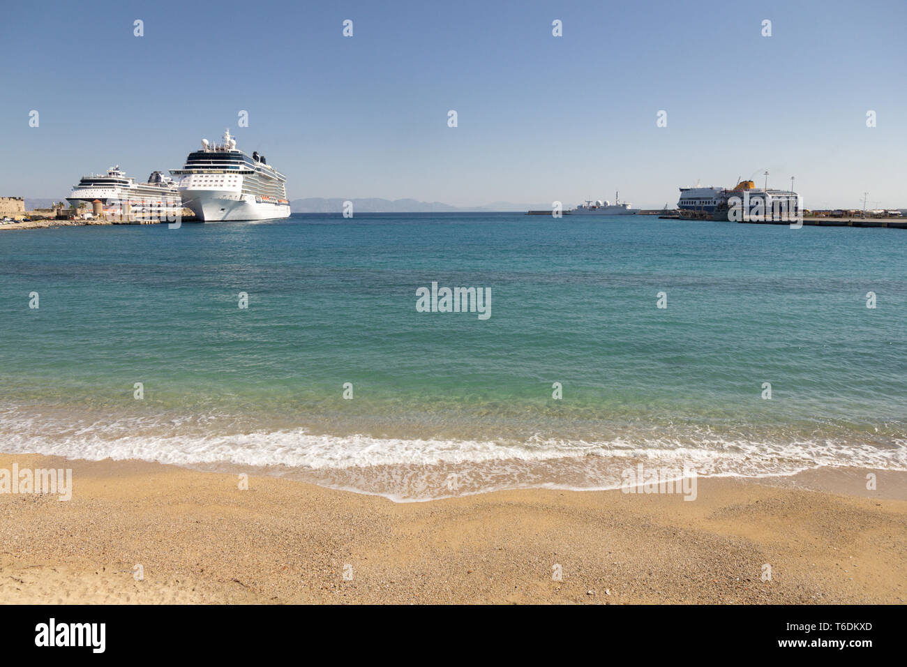 Kreuzfahrt Hafen Strand Rhodos Griechenland / cruise harbor beach Rodi Grecia Foto Stock