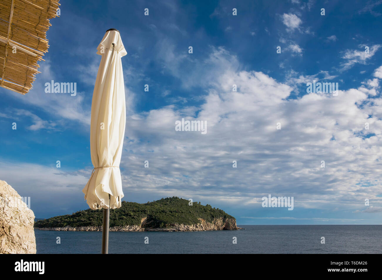 Guardando a sud verso l'isola di Lokrum dal Buža 2 bar, Dubrovnik, Croazia Foto Stock