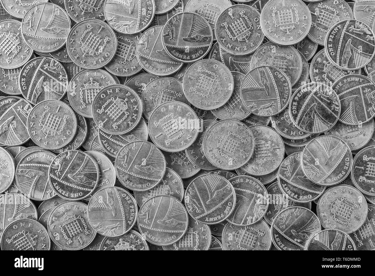 Ammassato 1 Penny / 1p monete. La morte di penny, fine di monete di rame, penny ritiro dalla circolazione, salvare il centesimo. B&W versione di T6DMM. Foto Stock