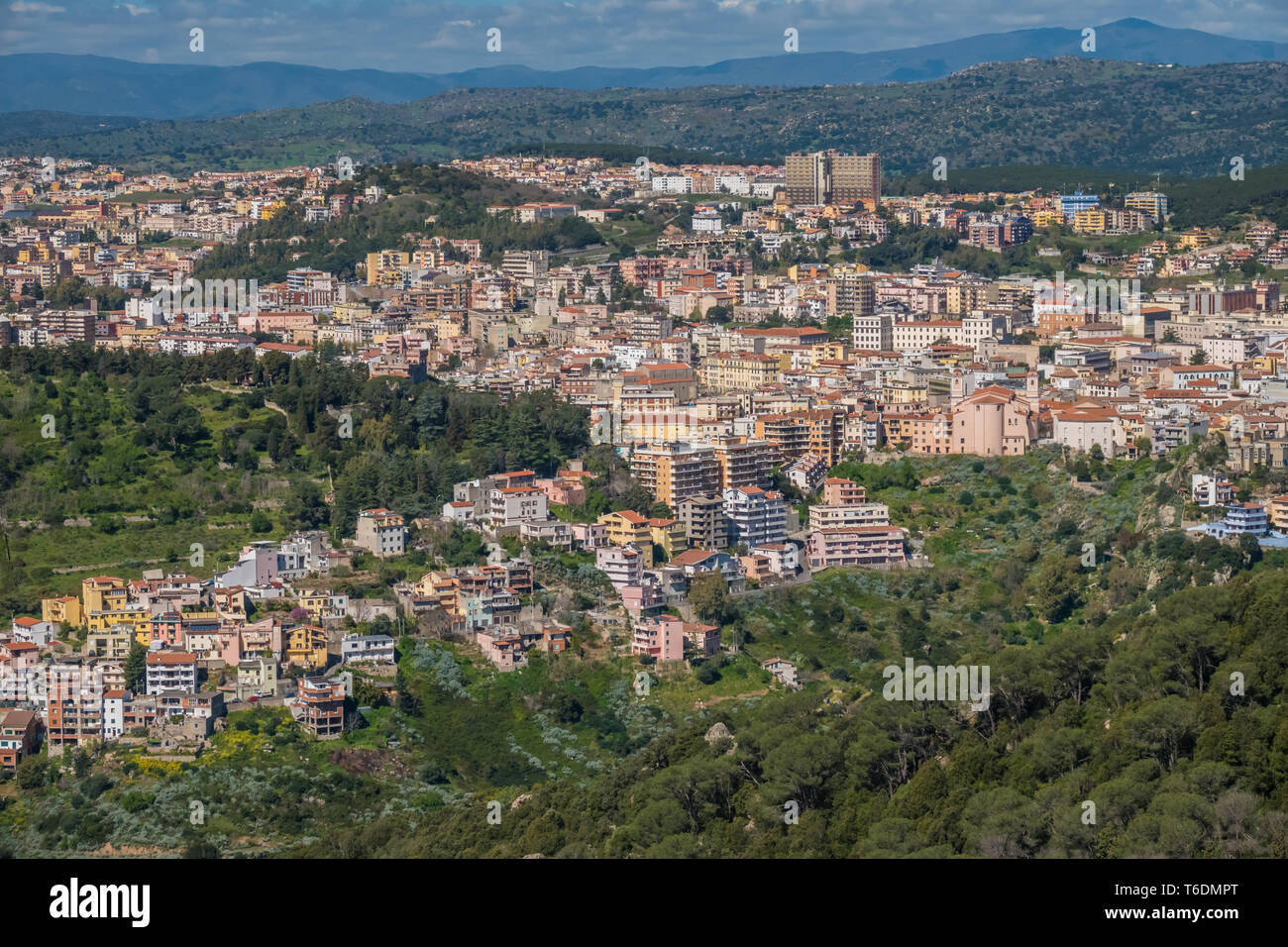 Vista della città di Nuoro in Sardegna centrale, Italia, dal Monte Ortobene il picco Foto Stock