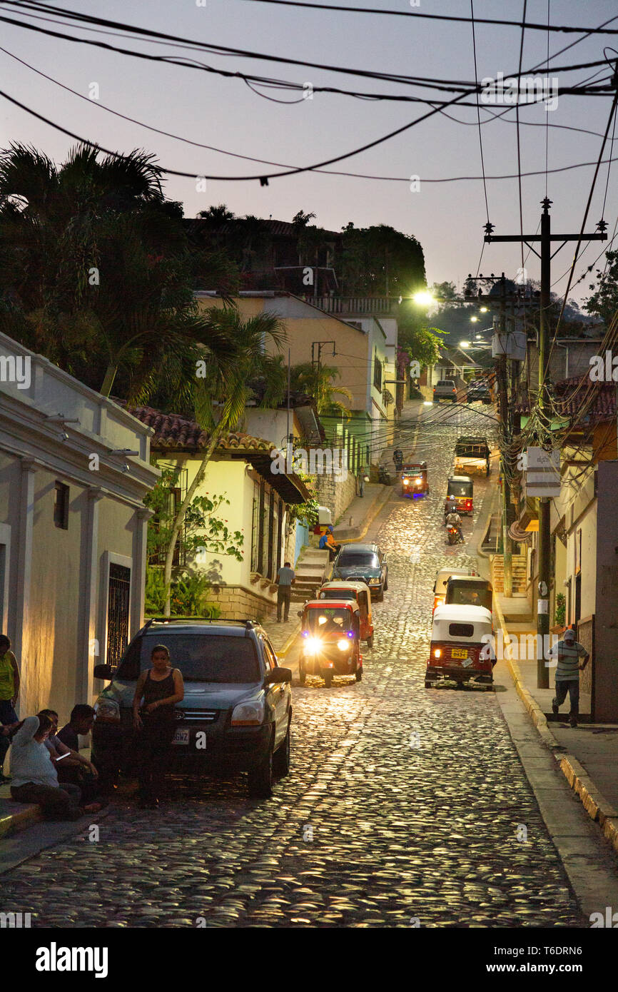 Honduras America Latina; Street scene di notte nella vivace città di Copan Ruinas, Honduras, America Centrale Foto Stock