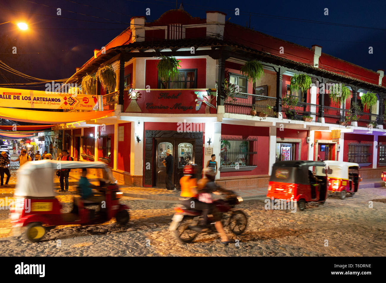 Honduras città; Street scene di notte con un tuk tuk e moto nella vivace città di Copan Ruinas, Honduras, America Centrale Foto Stock