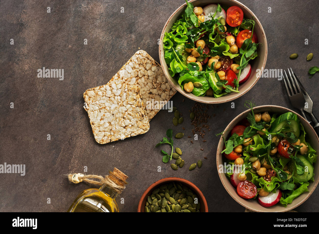 Sana Vegetariano Vegano Insalata Con Ceci Verdure Fresche Semi Di Zucca E Grano Intero Fette Biscottate Al Buio Su Un Sfondo Rustico Vie Aeree Foto Stock Alamy