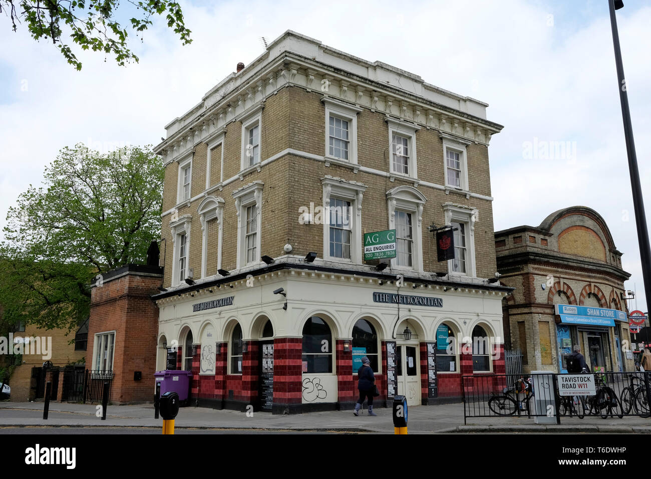 Una vista generale di un chiuso pub (la metropolitana) in Westbourne Grove W11 Foto Stock