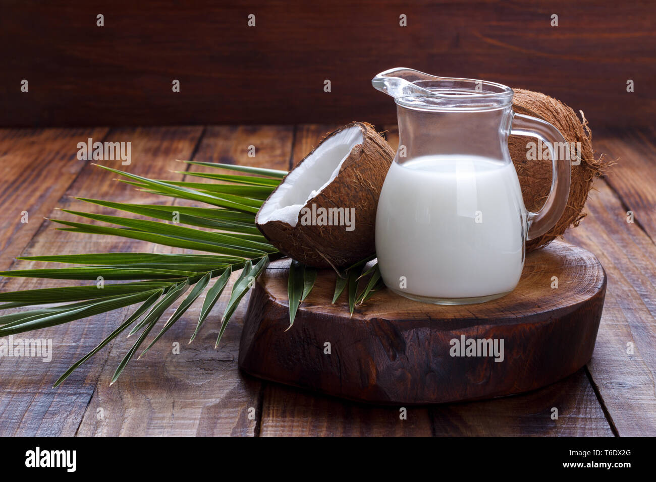 Guscio di noce di cocco e latte Foto Stock
