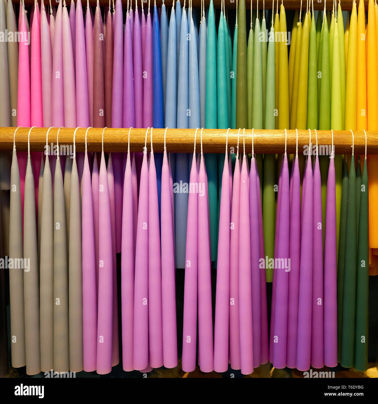 Candele colorate nella sala vendita di una manifattura di candela Foto Stock