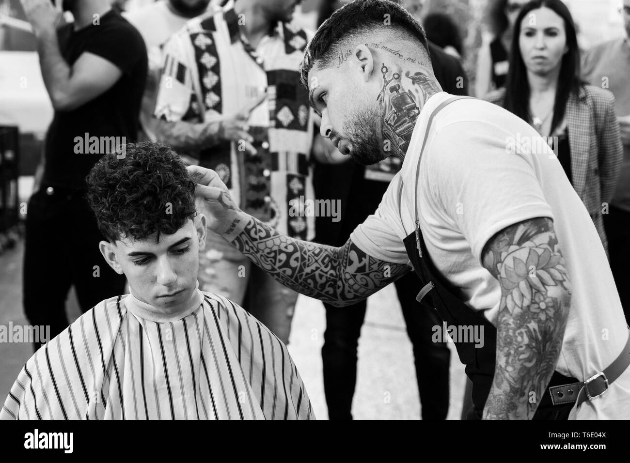 Tatuato barbiere al lavoro a Feria Internacional de la Moda a Santa Cruz de Tenerife, Tenerife, Isole Canarie, Spagna Foto Stock
