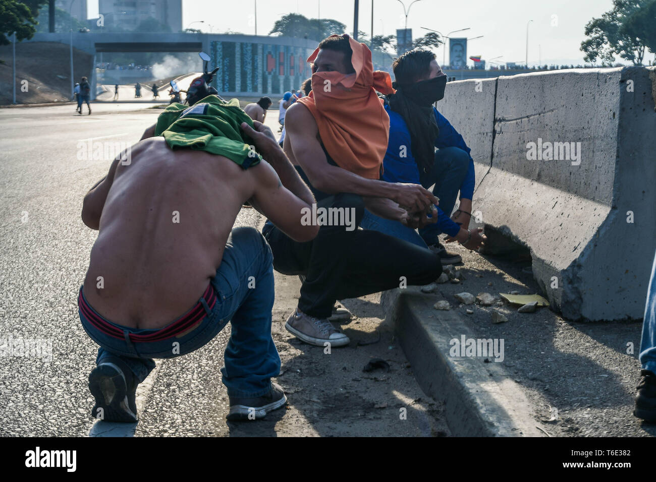 Anti governo manifestanti hanno visto sulla strada durante il colpo di stato militare. Militare venezuelano che sostengono il venezuelano leader dell opposizione Juan Guaido ha preso per la strada con le loro armi insieme con anti governo manifestanti in un colpo di stato militare contro il governo socialista guidato da presidente Nicolas Maduro. Foto Stock