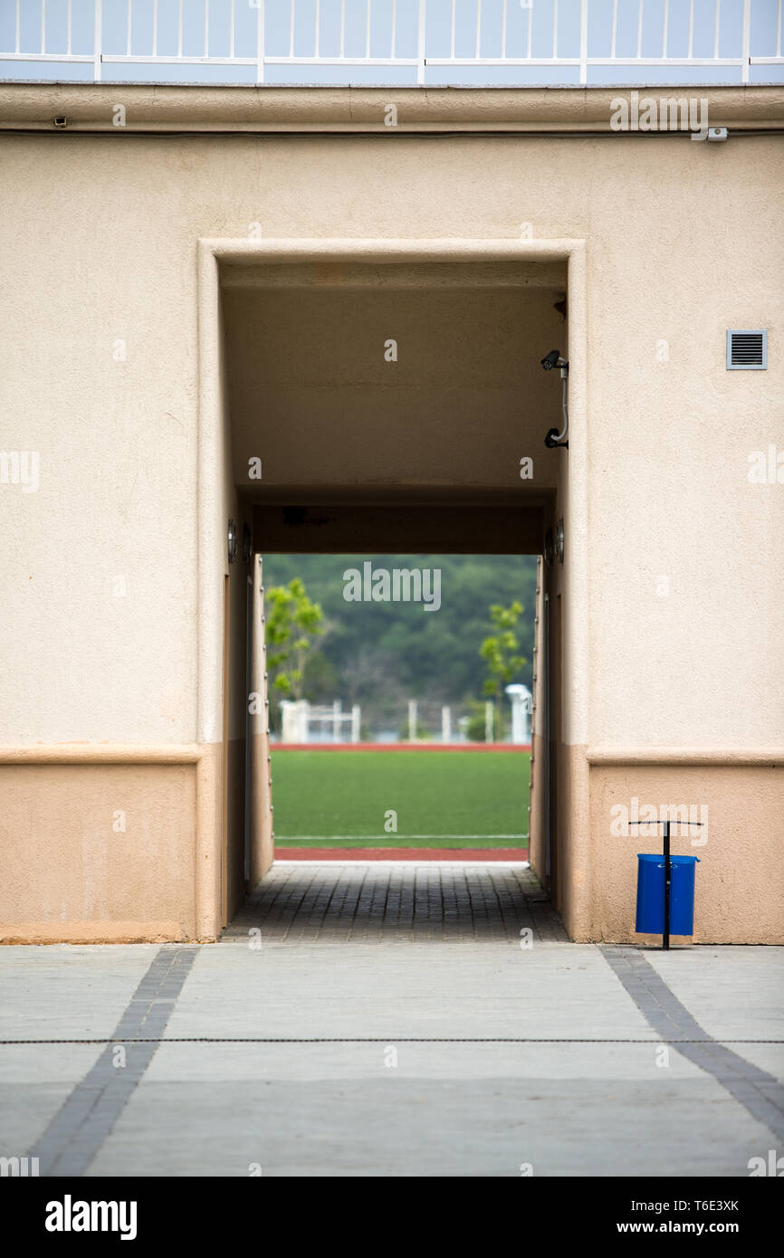 Ingresso per lo stadio di calcio attraverso il tunnel. Recinzione intorno a. Foto Stock