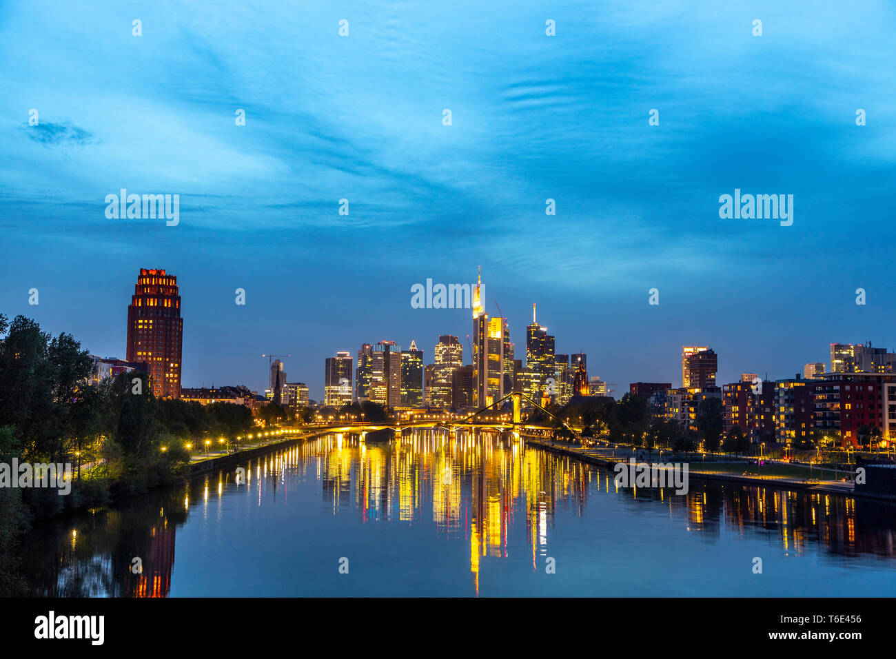 Frankfurt am Main, skyline del centro, grattacieli nel distretto bancario, FlšsserbrŸcke, Foto Stock