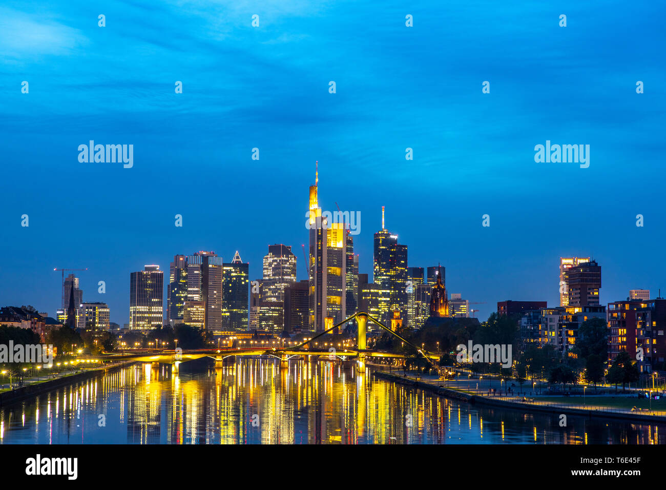 Frankfurt am Main, skyline del centro, grattacieli nel distretto bancario, FlšsserbrŸcke, Foto Stock