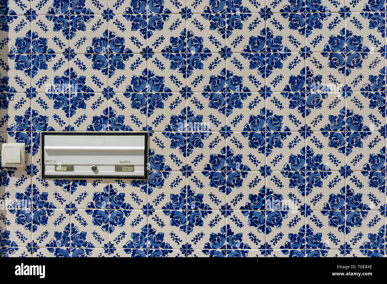 Tradizionale portoghese di piastrelle in ceramica in un edificio vicino con letterbox. Foto Stock